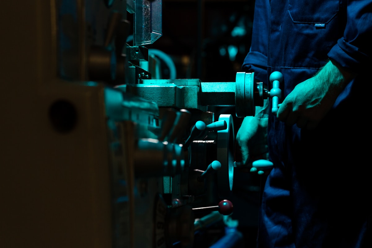 Técnico inspecionando painel elétrico industrial